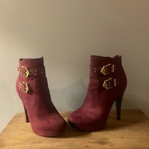 Wine it’ is💕 Suede wine color boots with buckles!